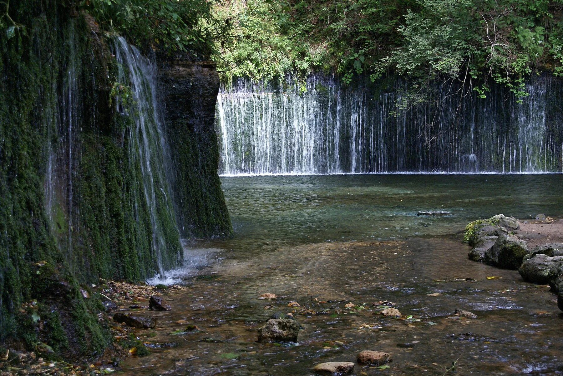 岩肌から水が流れる軽井沢の白糸の滝