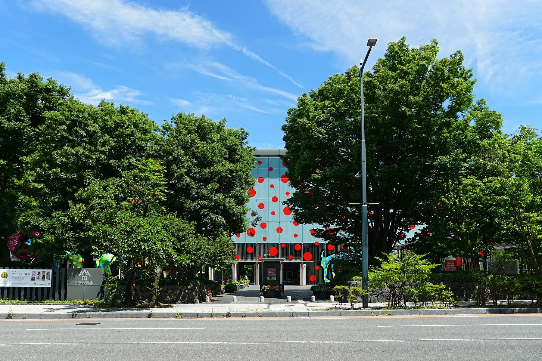 松本市美術館の外観と草間彌生作品