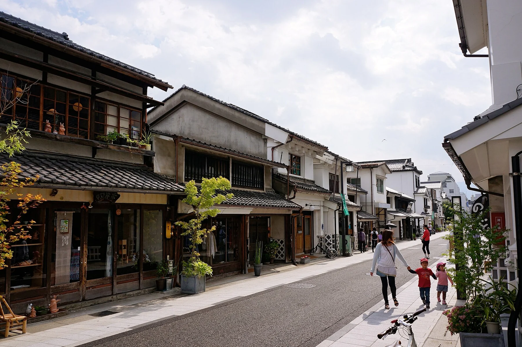 なまこ壁の建物が並ぶ松本の中町通り