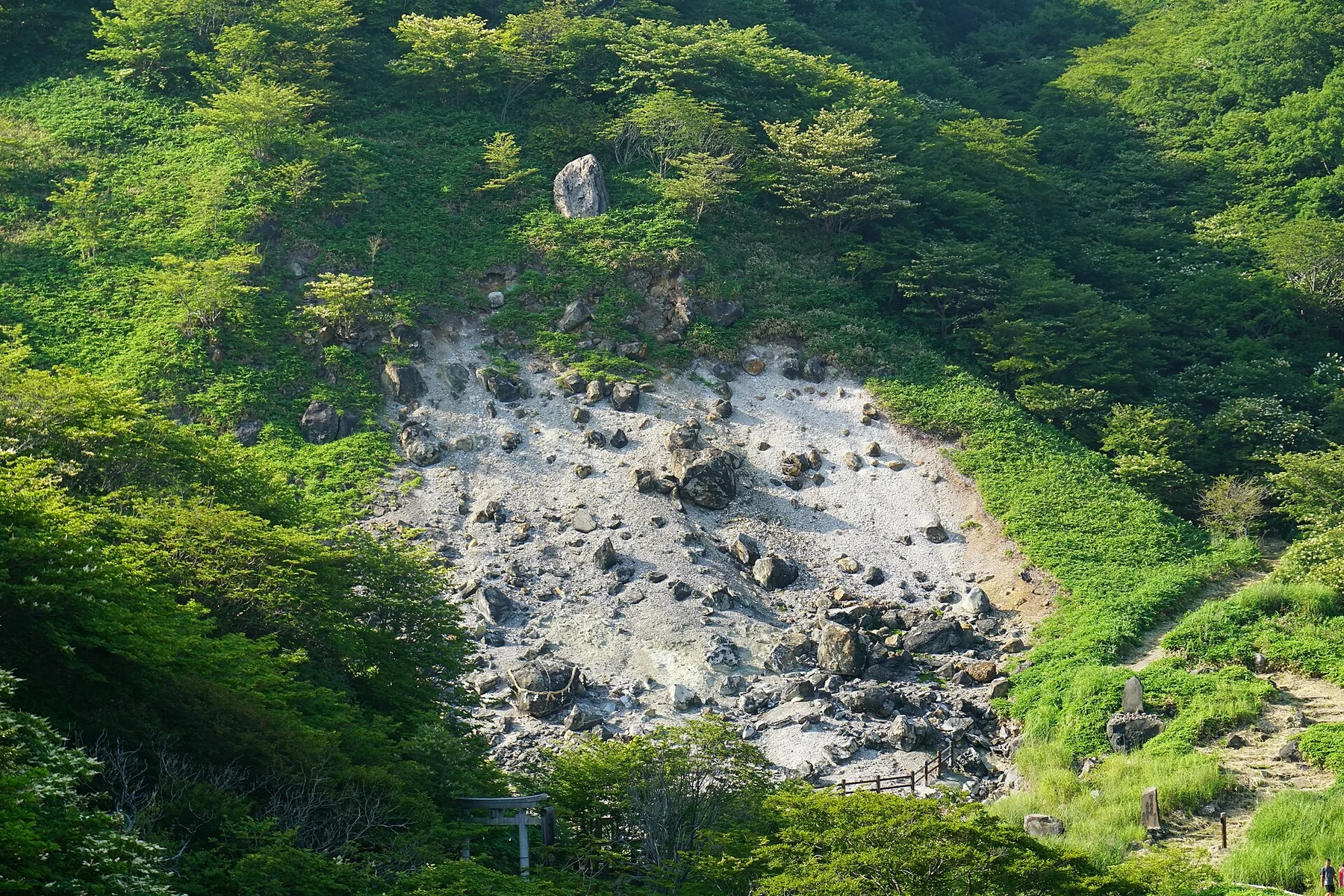 那須湯本の殺生石と遊歩道