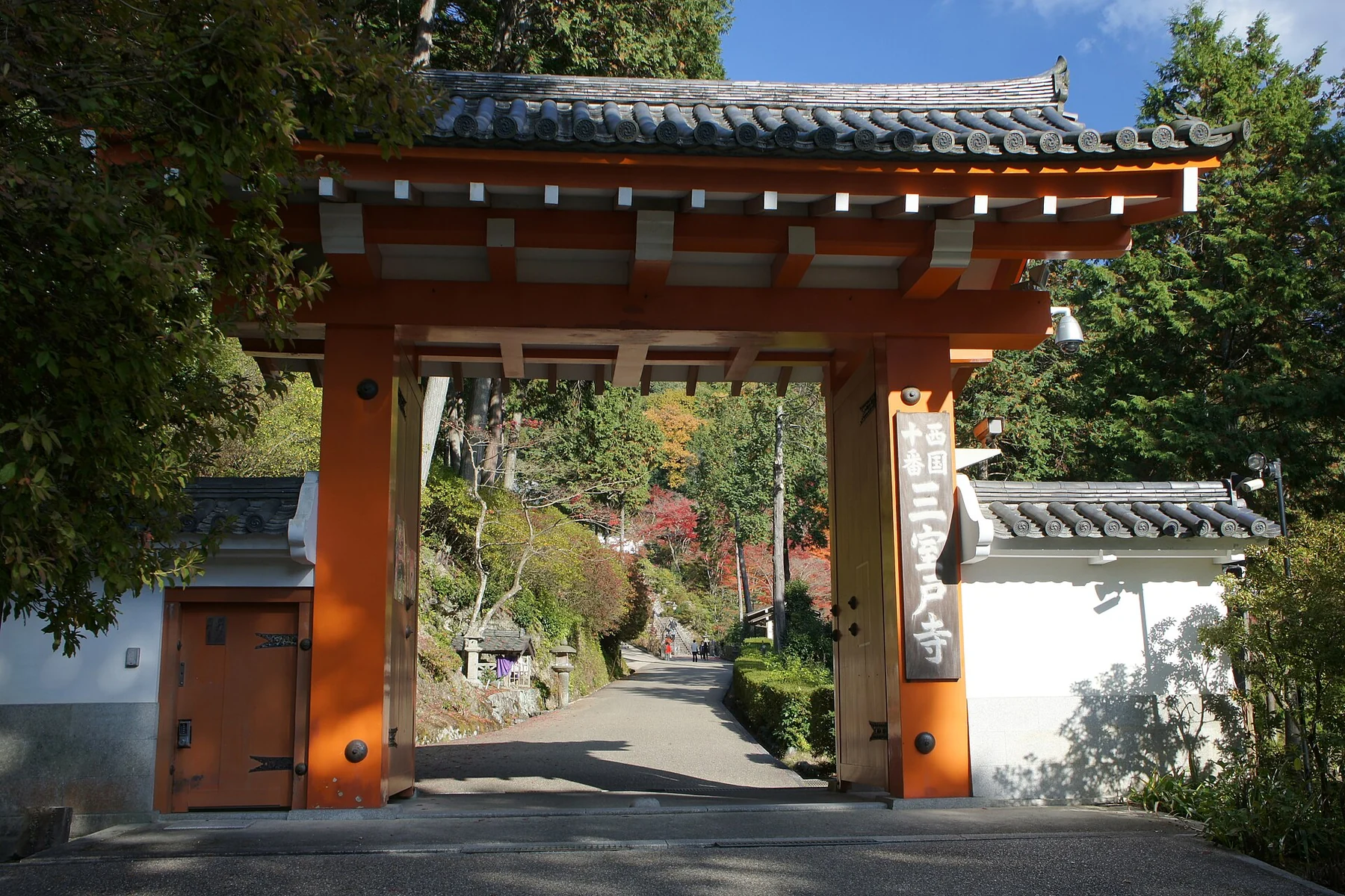 三室戸寺の本堂と境内