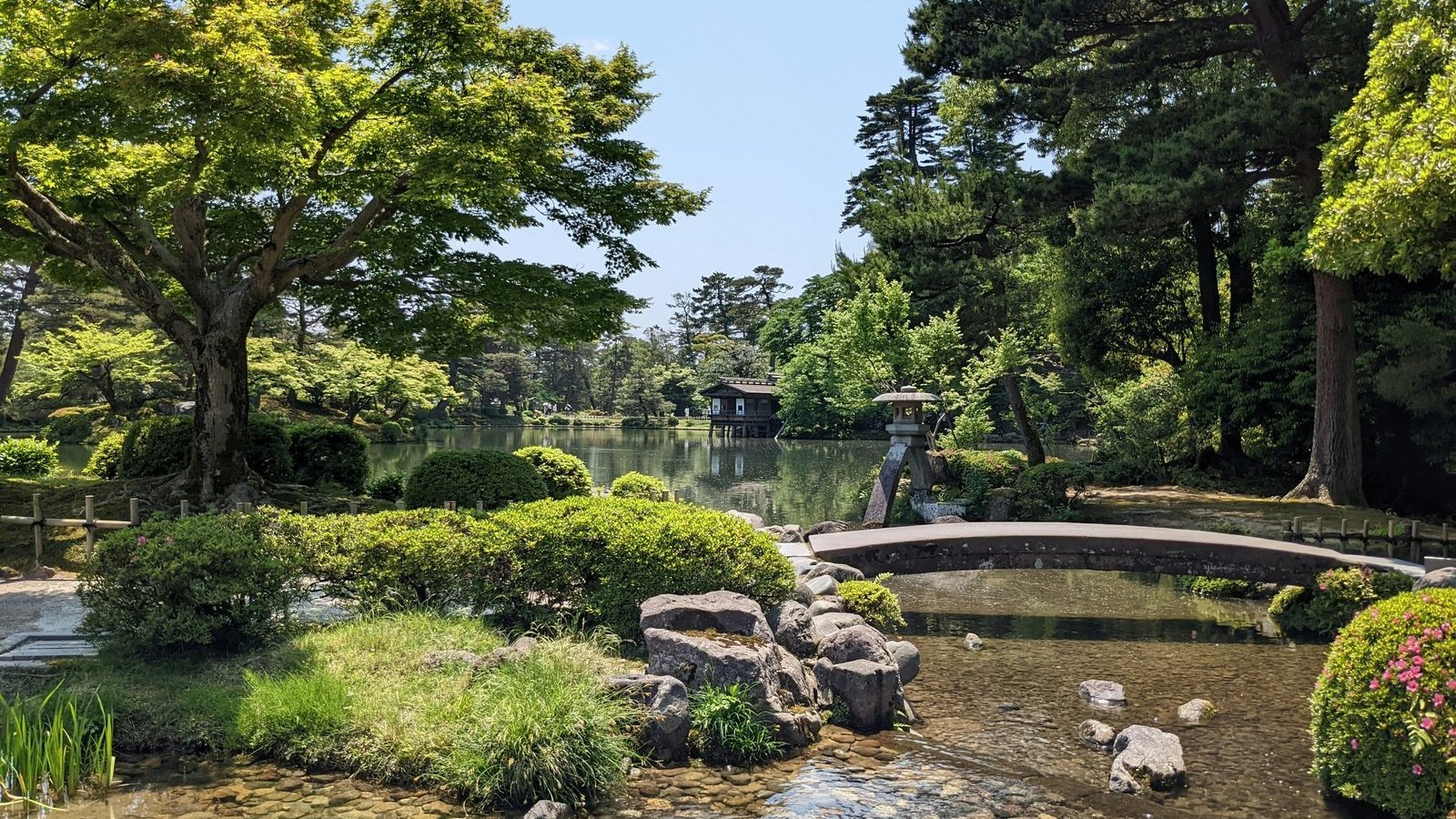 金沢の庭園と池