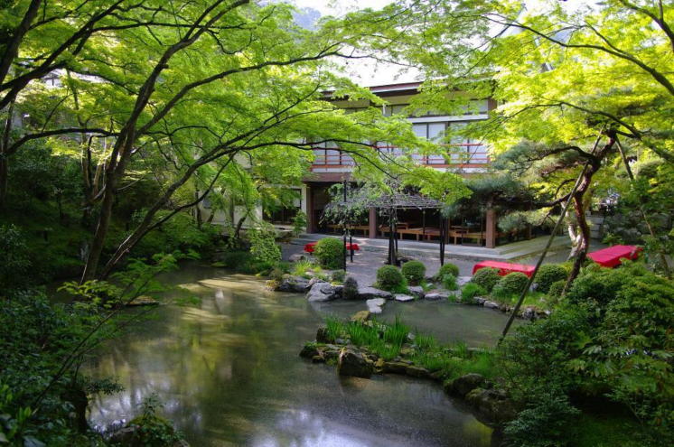 芙蓉園本館の庭園
