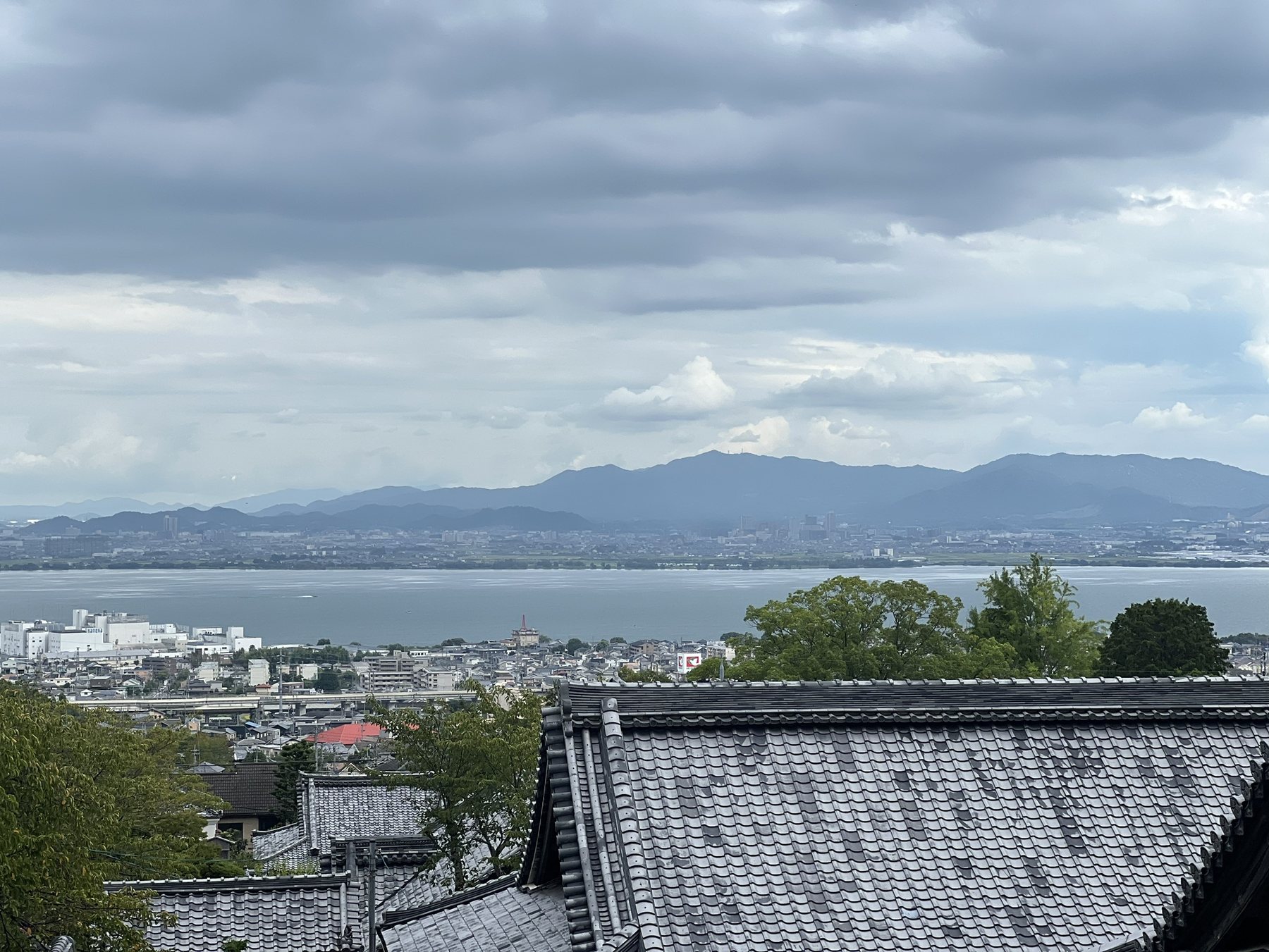 西教寺境内から眺める琵琶湖と大津の町
