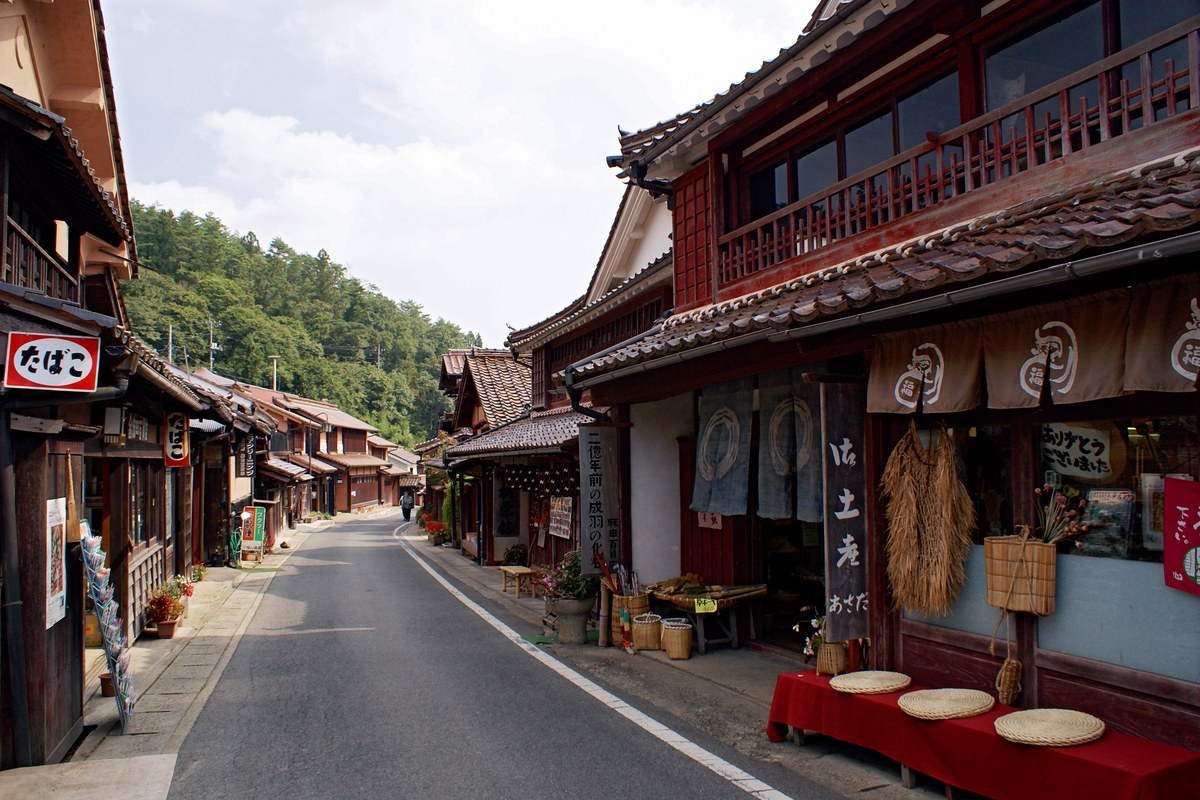 ベンガラ色の建物が並ぶ吹屋ふるさと村