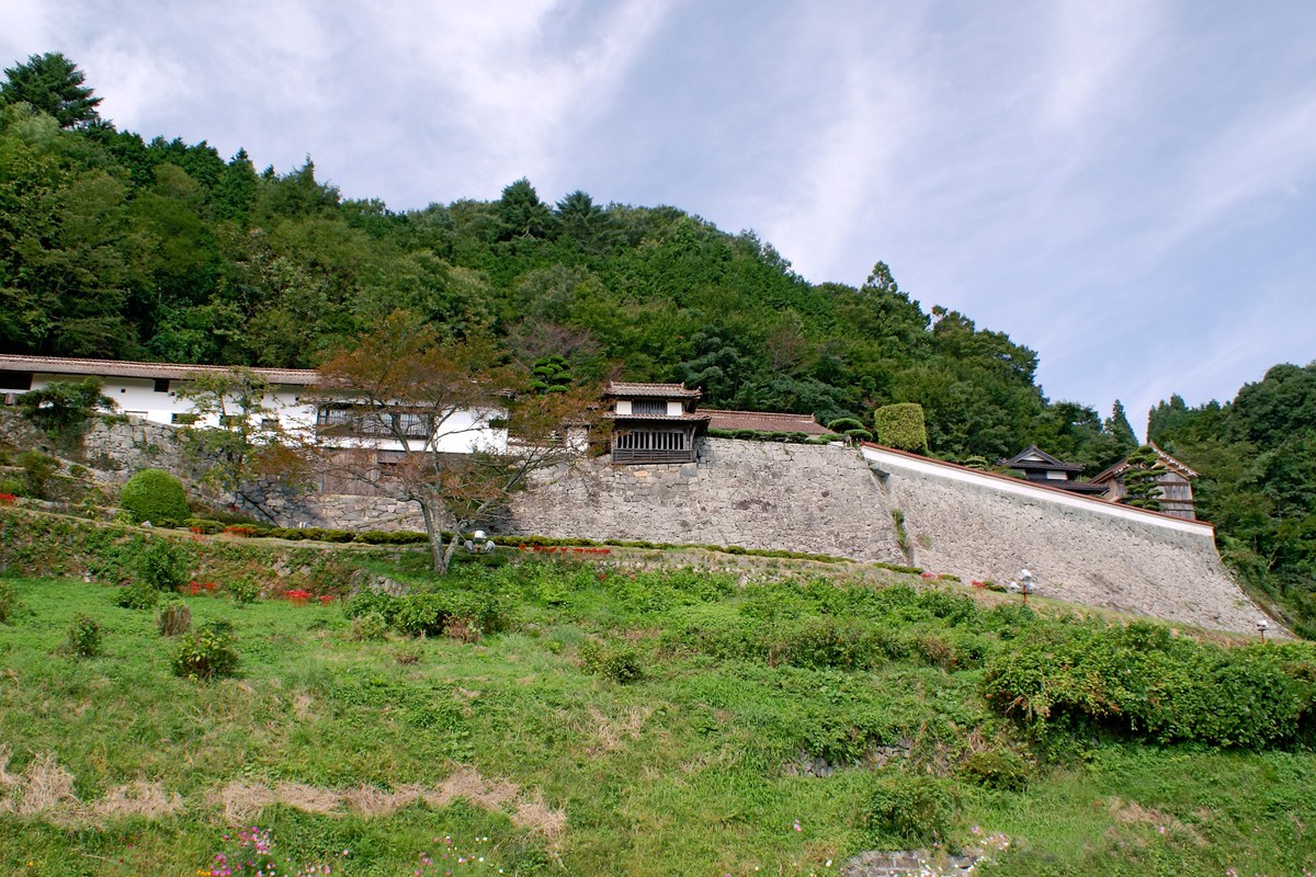 山中に石垣と楼門が立つ広兼邸