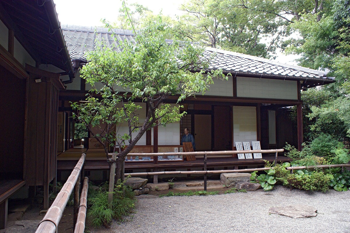 埋木舎の茅葺き建物