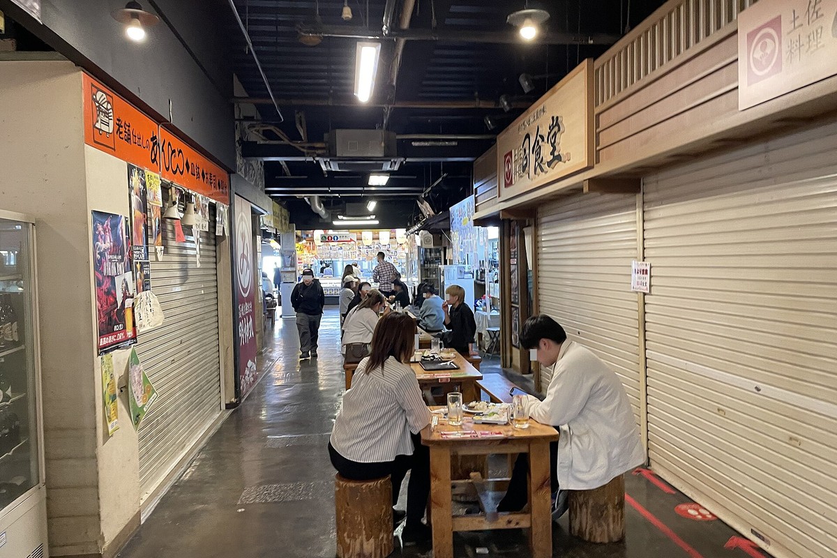 ひろめ市場の入口