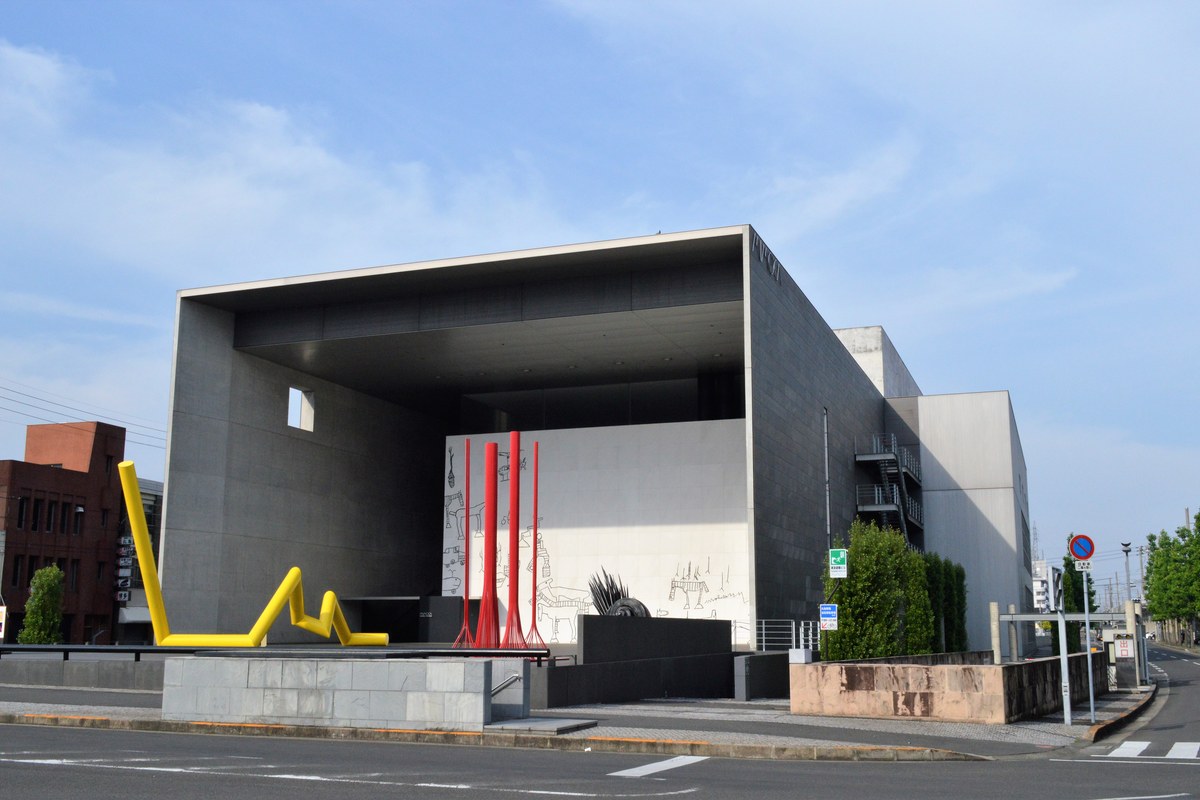 丸亀市猪熊弦一郎現代美術館の外観