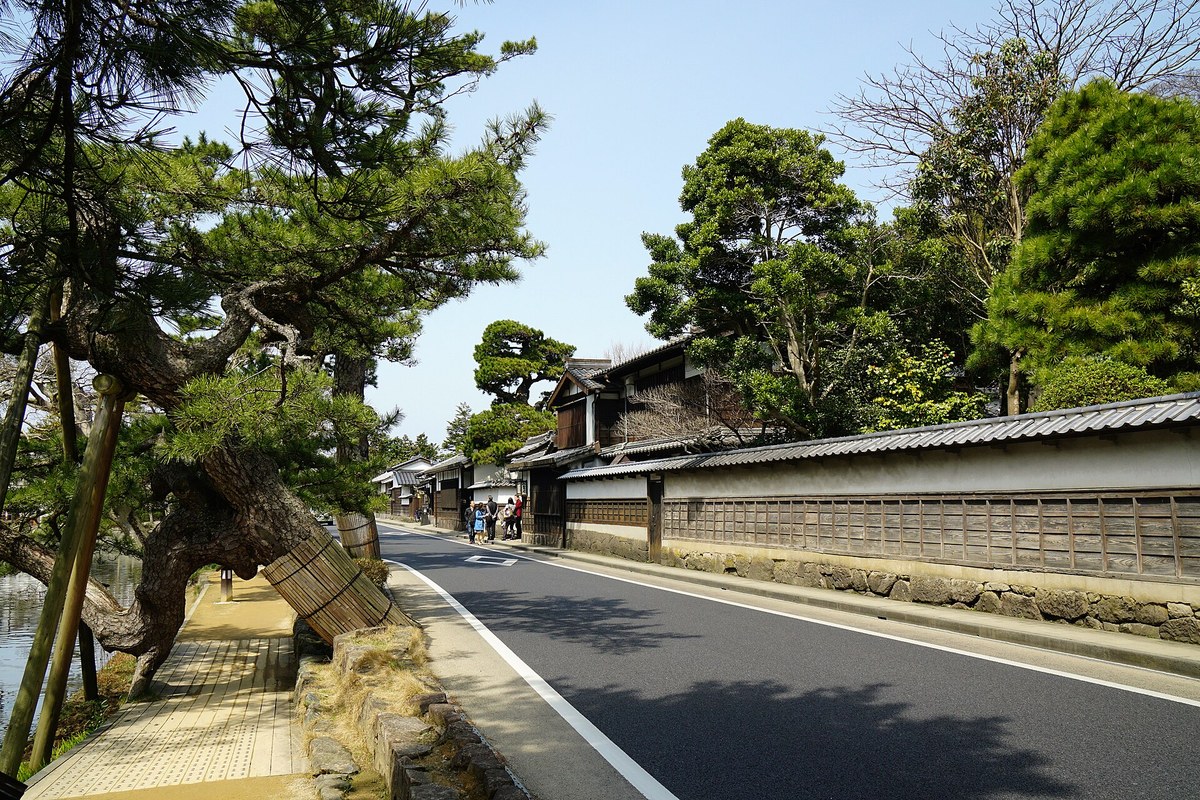 塩見縄手の堀と武家屋敷