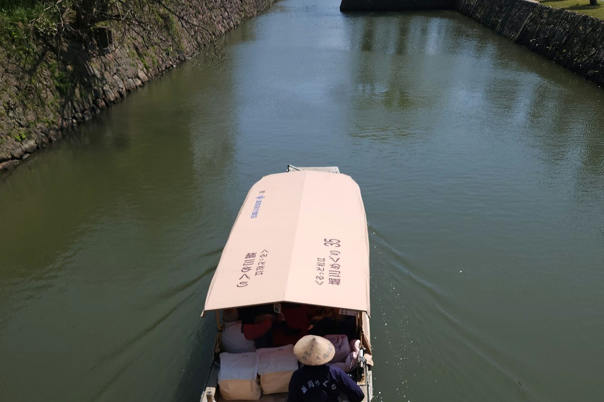 松江の堀川を進む遊覧船