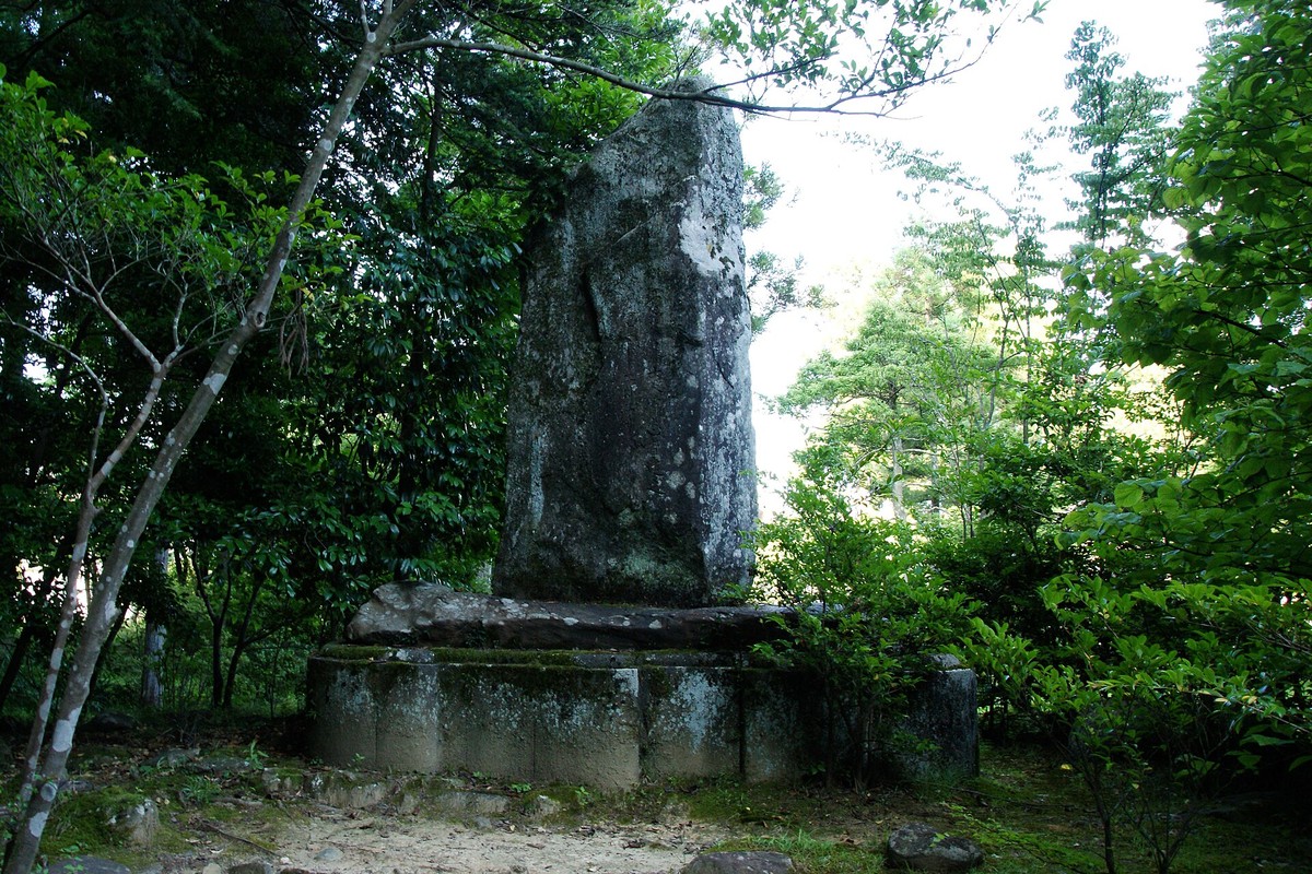 月照寺の境内と廟門