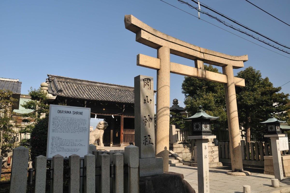 岡山神社の境内