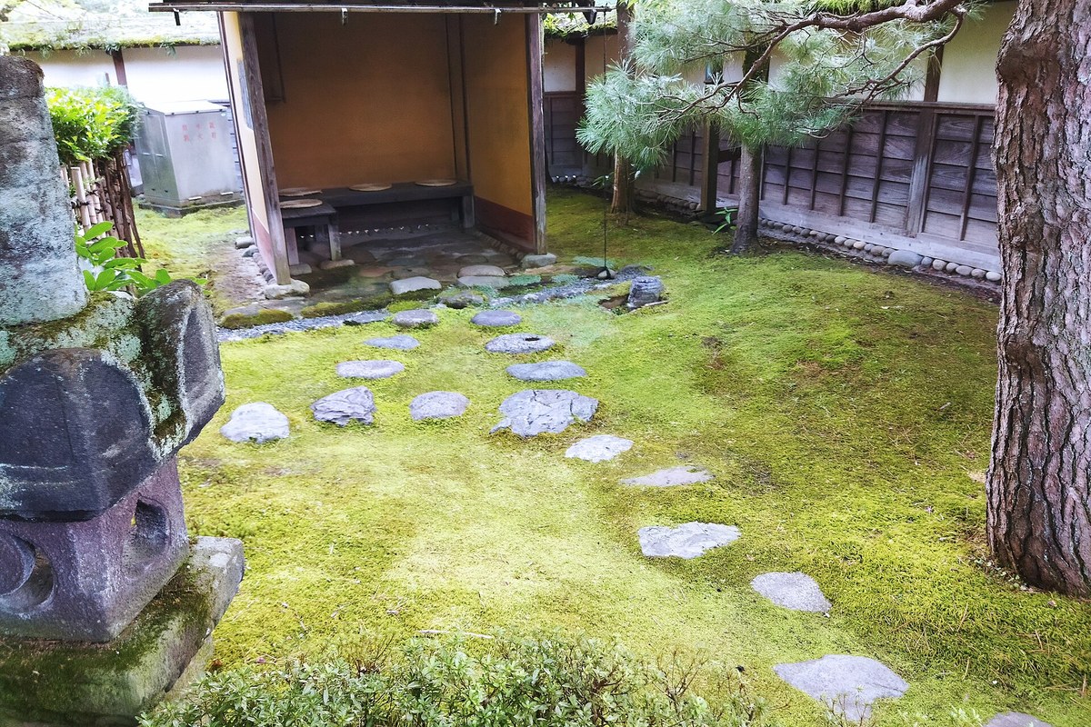 鶴ヶ城本丸内の茶室麟閣