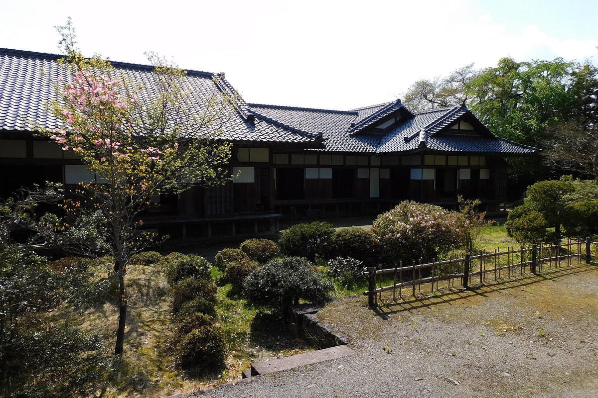 会津武家屋敷の庭と建物