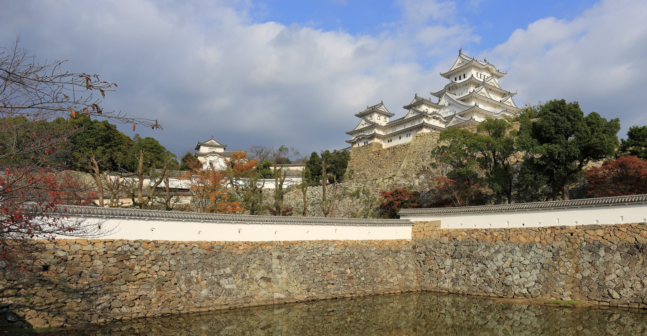 三国堀越しに望む姫路城