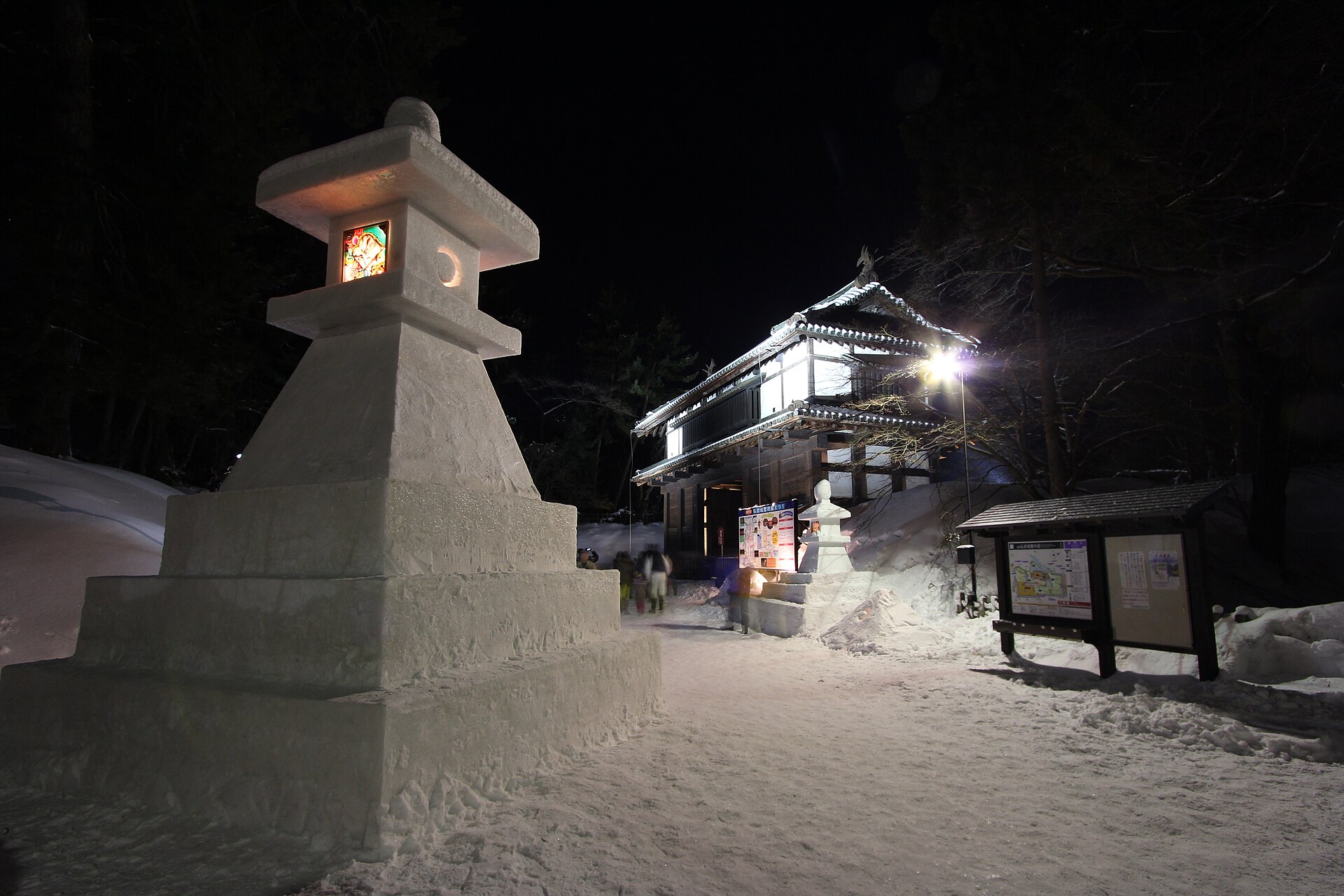 雪の弘前公園に立つ弘前城天守
