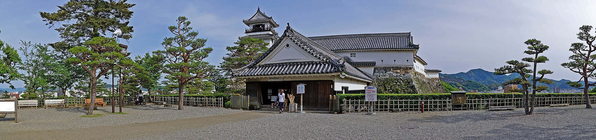 横長の構図で見る高知城天守