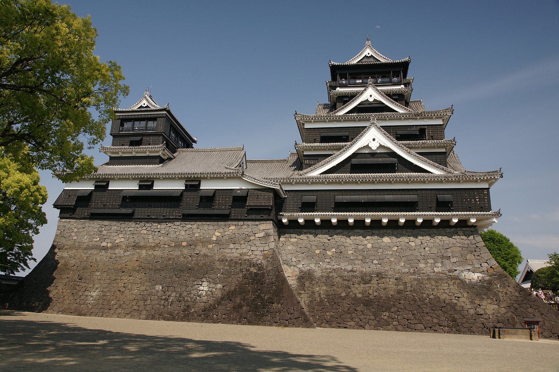 熊本城の石垣と櫓が重なる城内