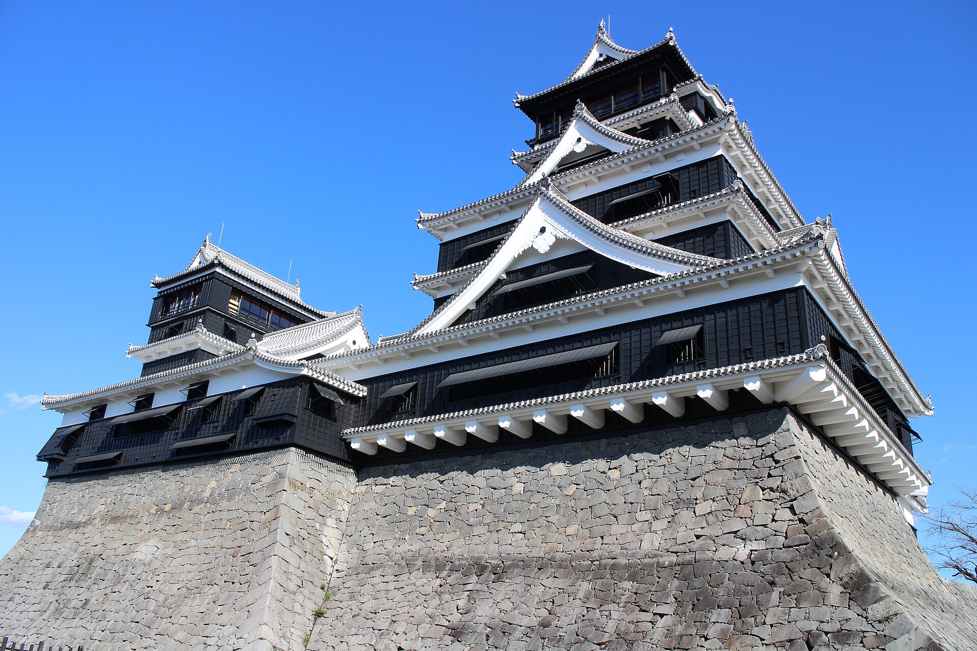 復旧工事が進む熊本城の大天守と小天守