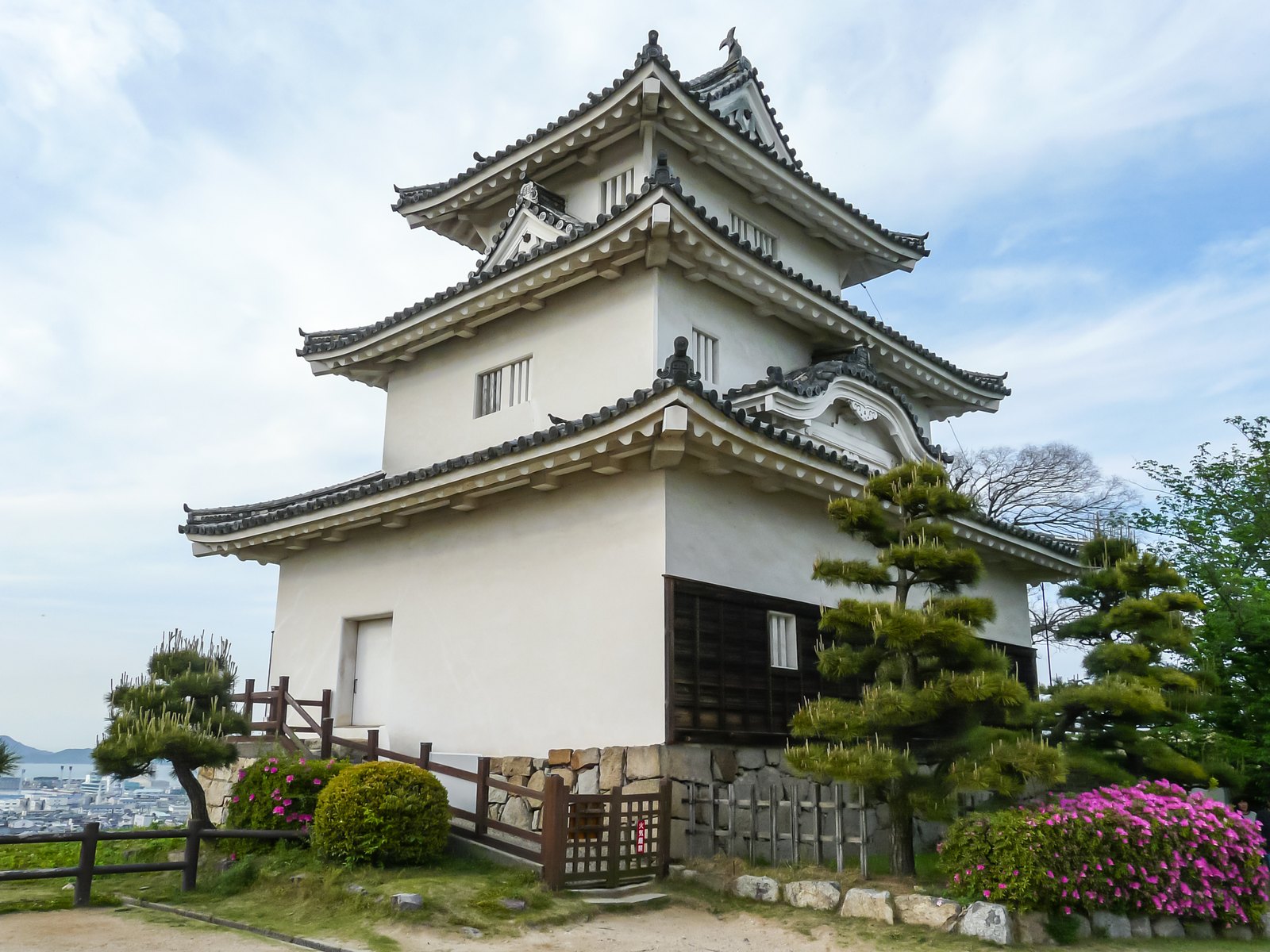 白壁と板張りが見える丸亀城天守