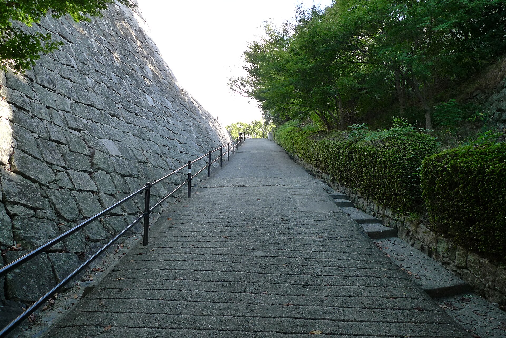 丸亀城の石垣に沿って続く見返り坂