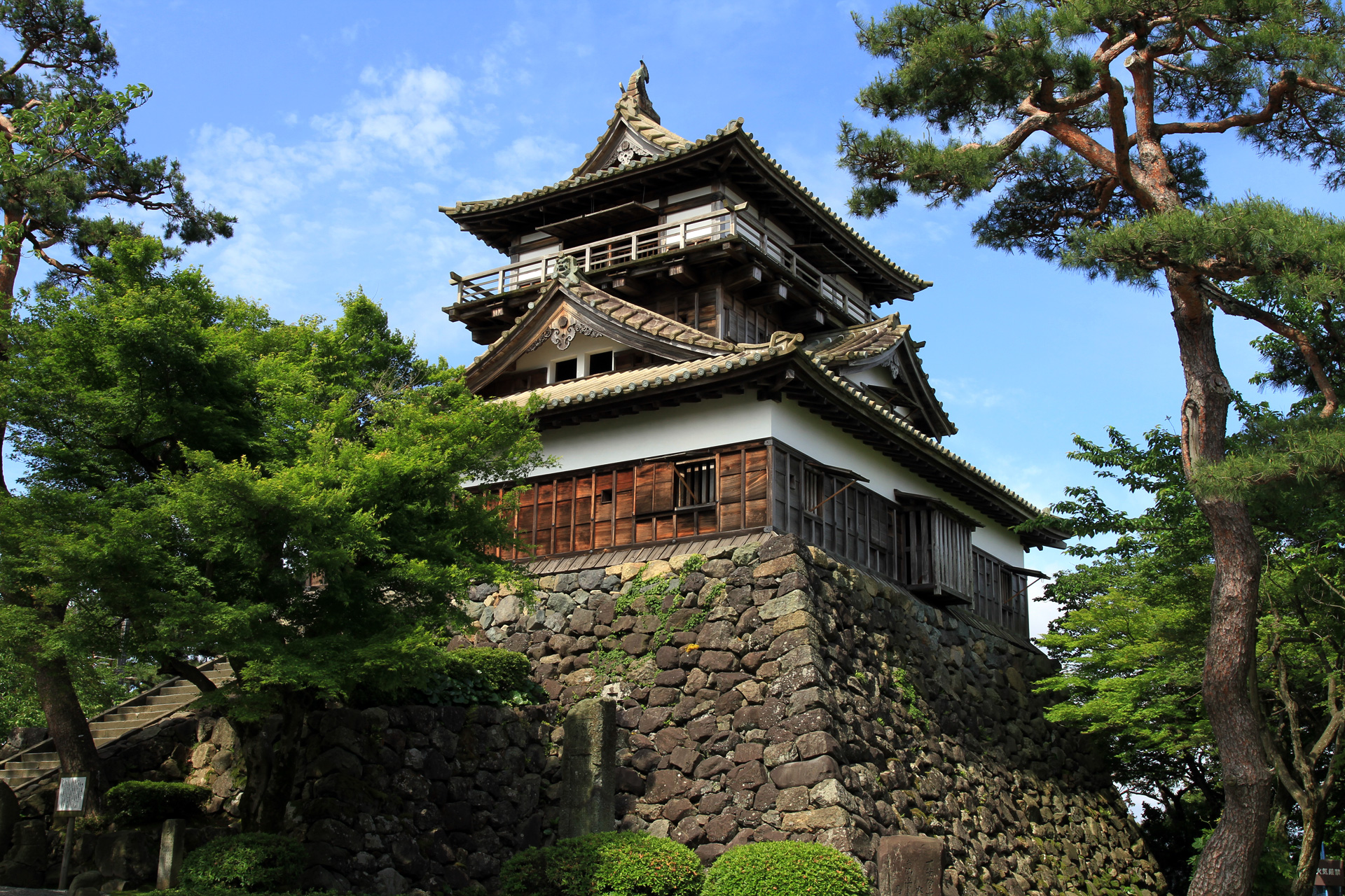石垣の上に立つ丸岡城天守