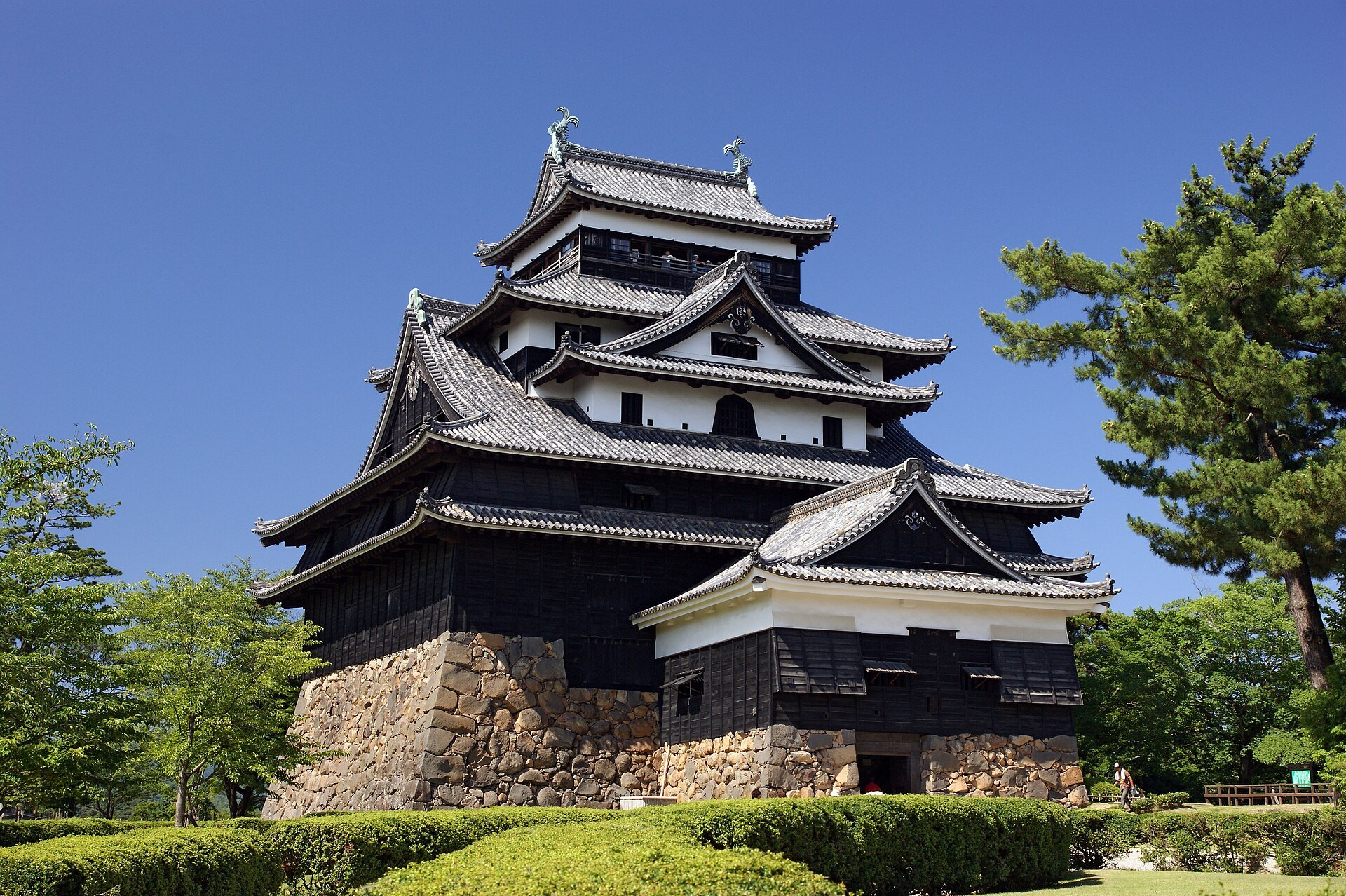 石垣の上に立つ松江城の黒い天守