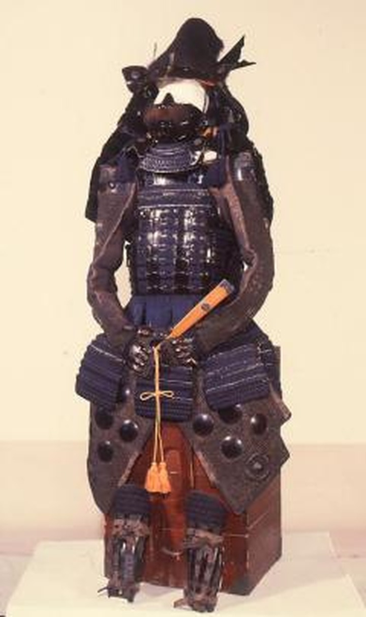 熊毛を使った冑と離れ六つ星紋を備える戸田家伝世の甲冑