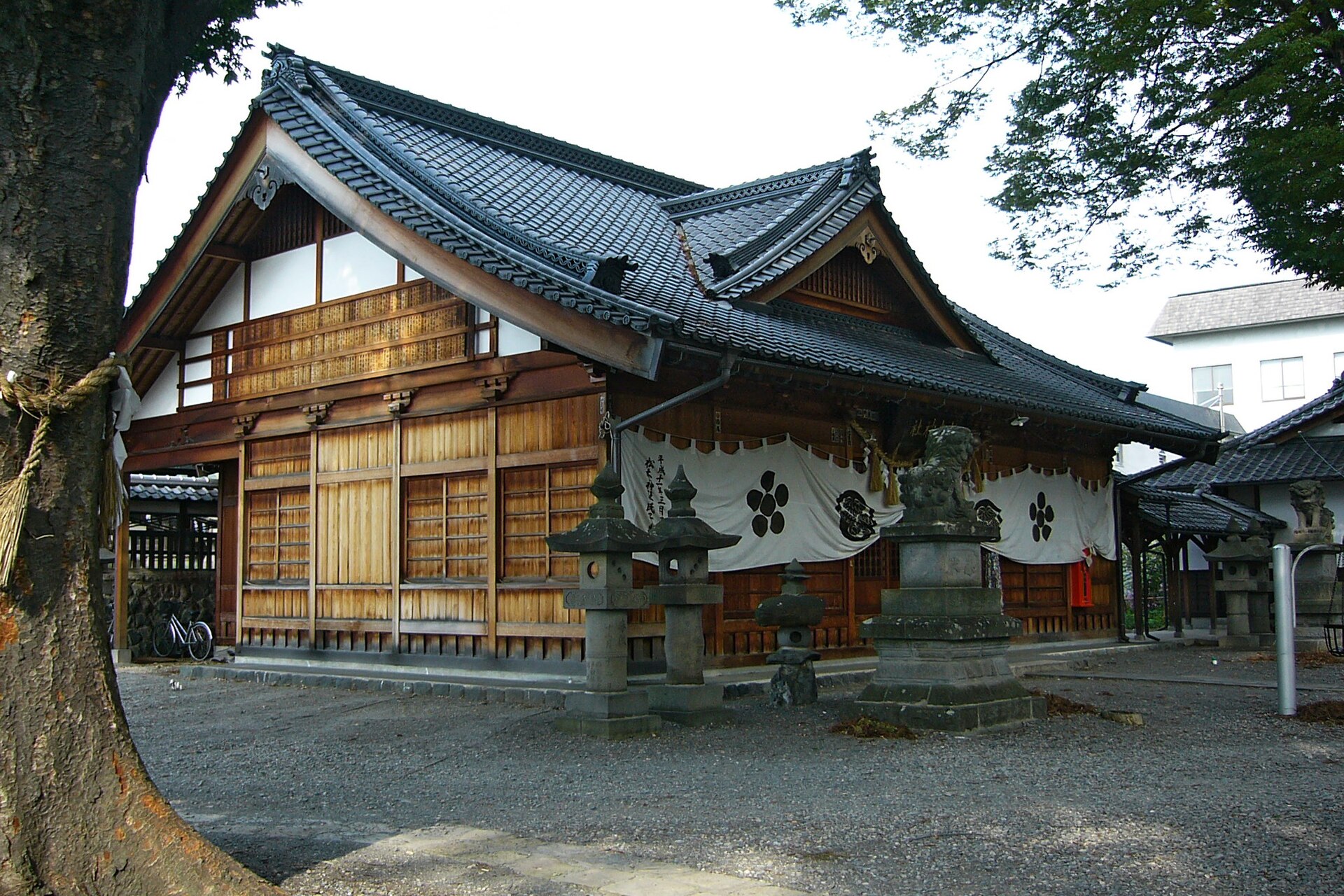 木立の中に立つ松本神社の社殿