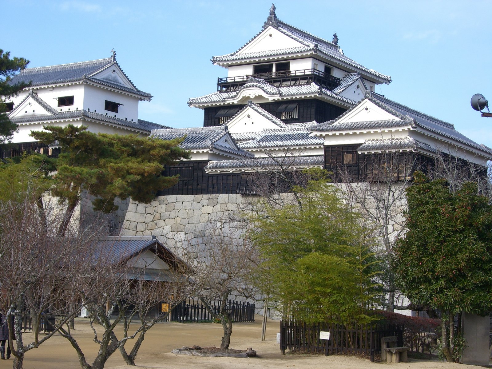 石垣の上に連なる松山城の天守群