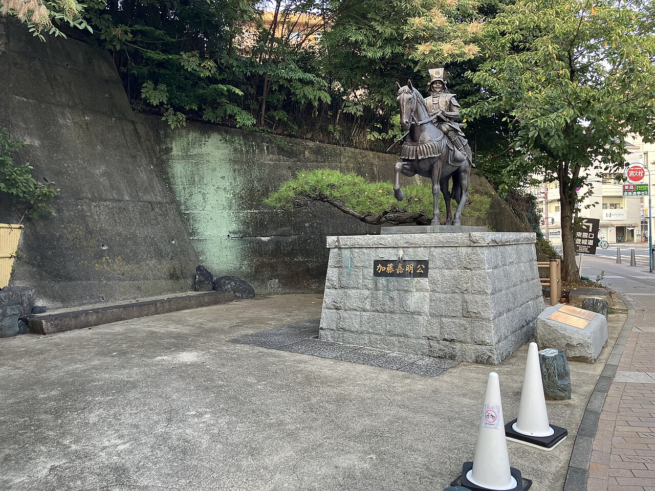 松山市に立つ加藤嘉明の騎馬像