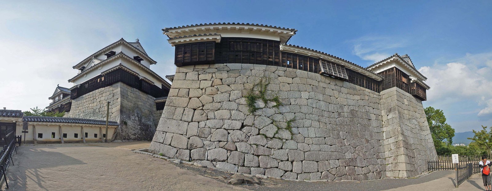 松山城本丸の石垣と櫓