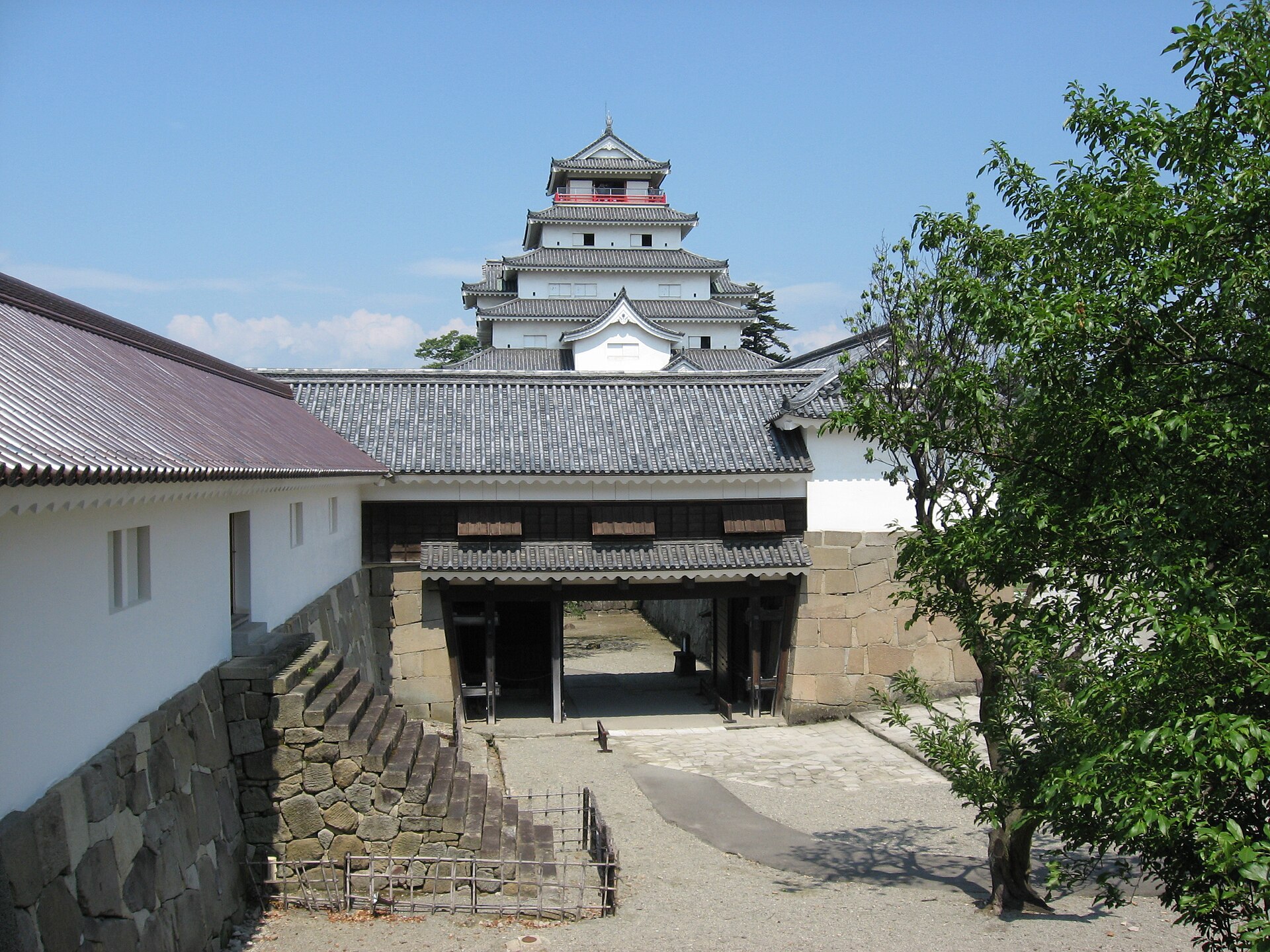 桜に囲まれた鶴ヶ城の石垣と天守