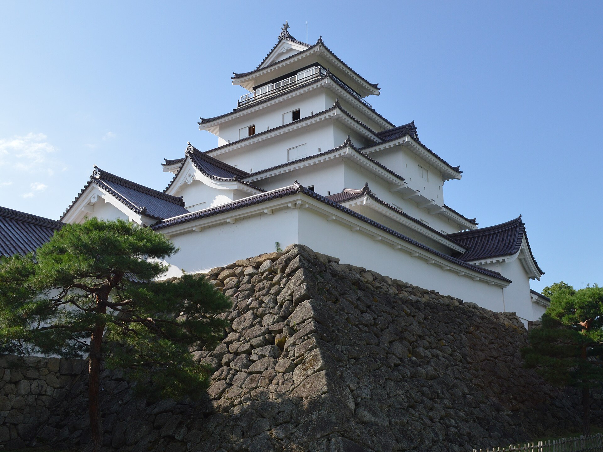 赤瓦を載せた鶴ヶ城天守閣