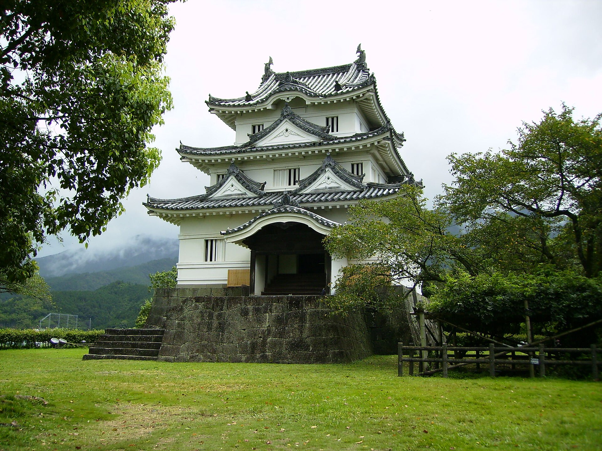 城山の木々に囲まれた宇和島城天守