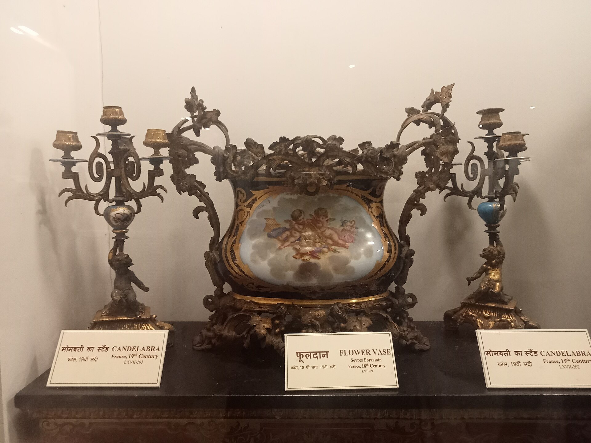 18世紀フランスのセーヴル磁器の花瓶