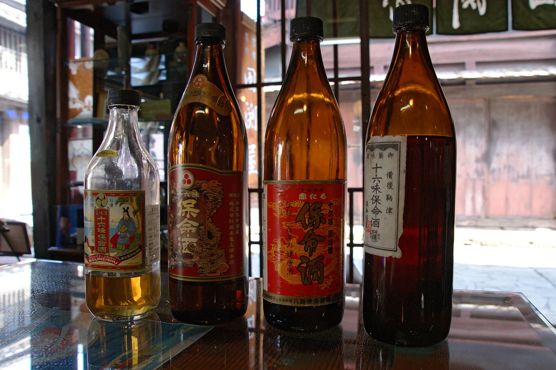 保命酒の店が残る鞆の浦の町並み