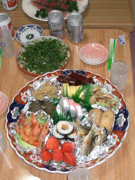 寿司と鰹のたたきを盛った皿鉢料理