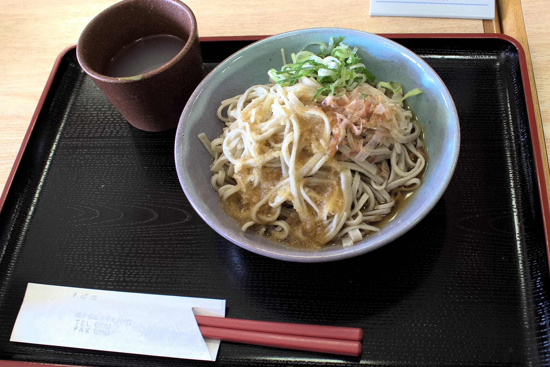 大根おろしを添えた越前おろしそば
