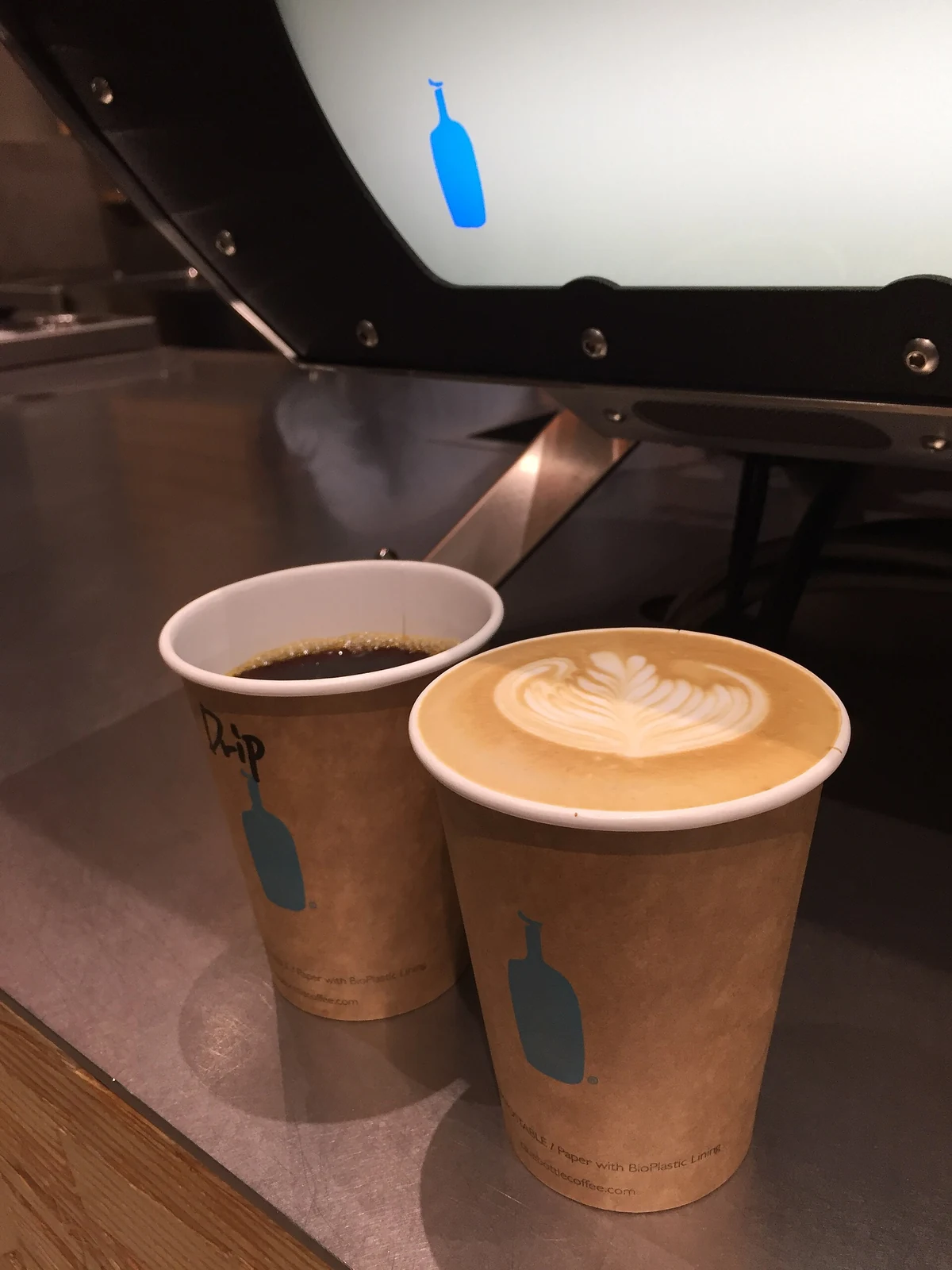 清澄白河店で提供されたドリップコーヒーとラテ