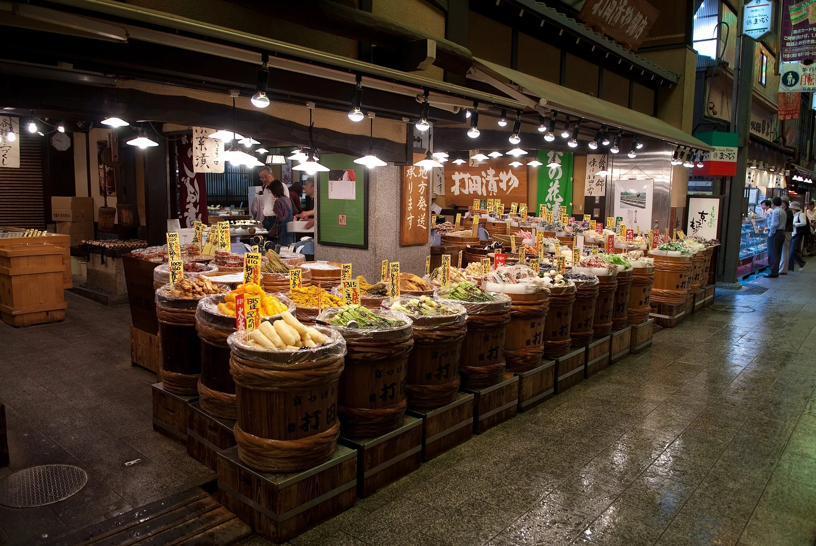 京漬物などが並ぶ京都の錦市場