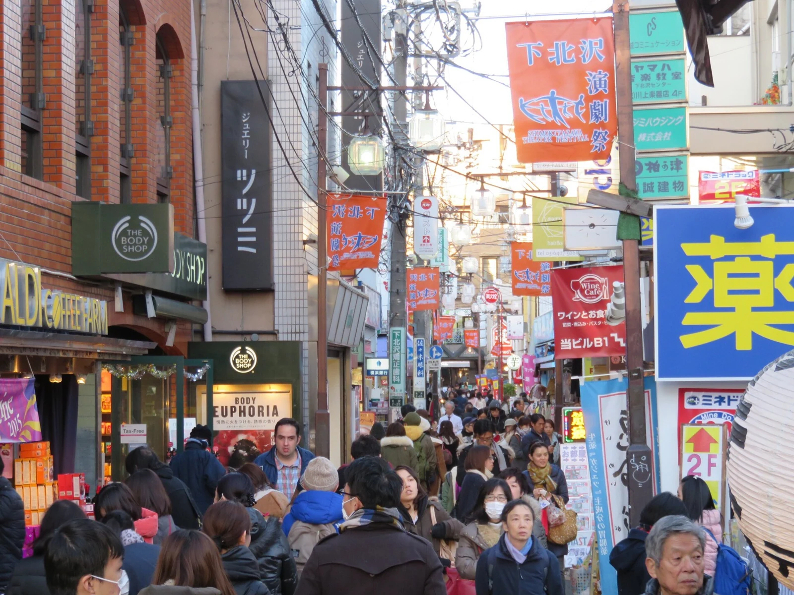 店が並ぶ下北沢の街並み