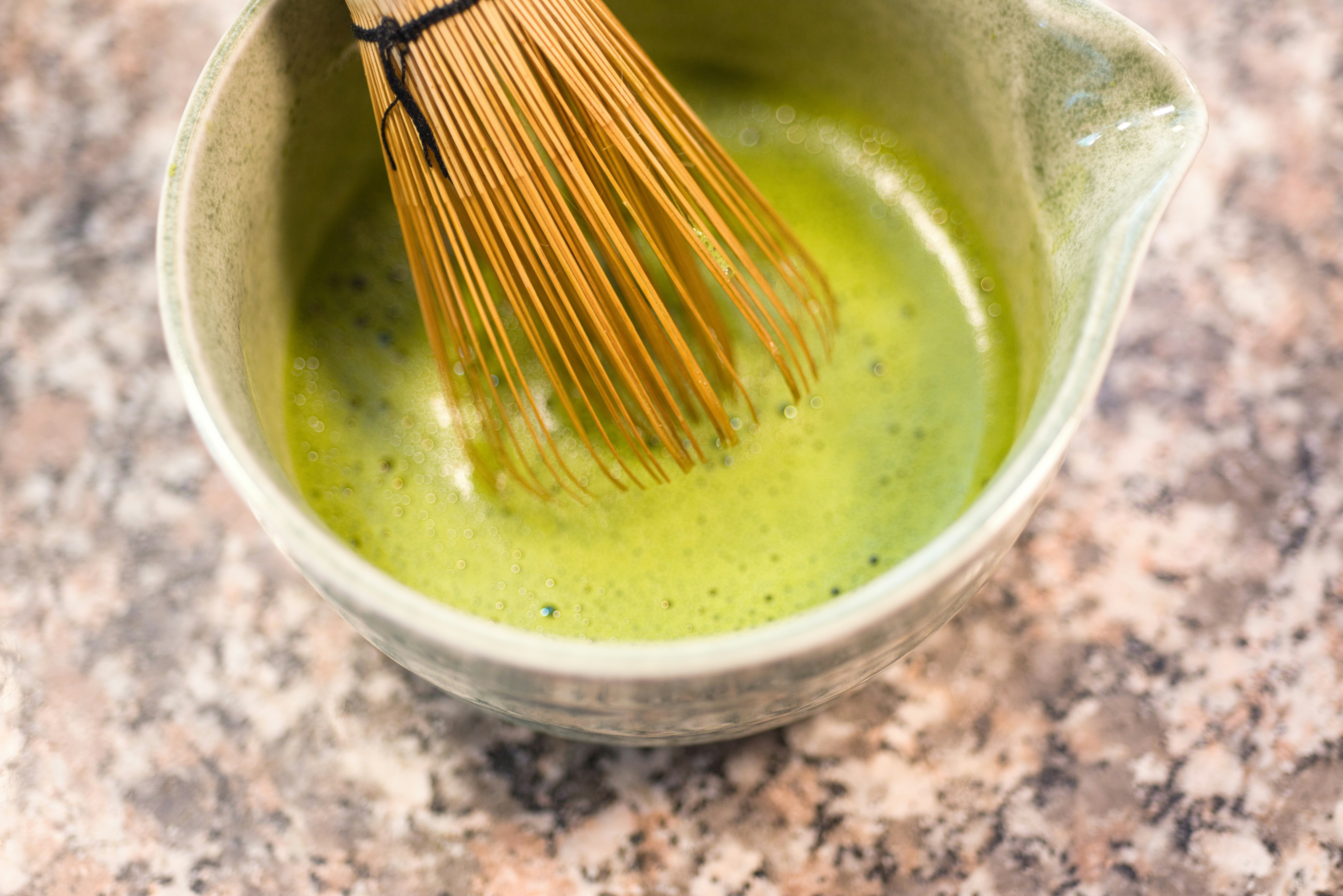 茶筅で点てる抹茶