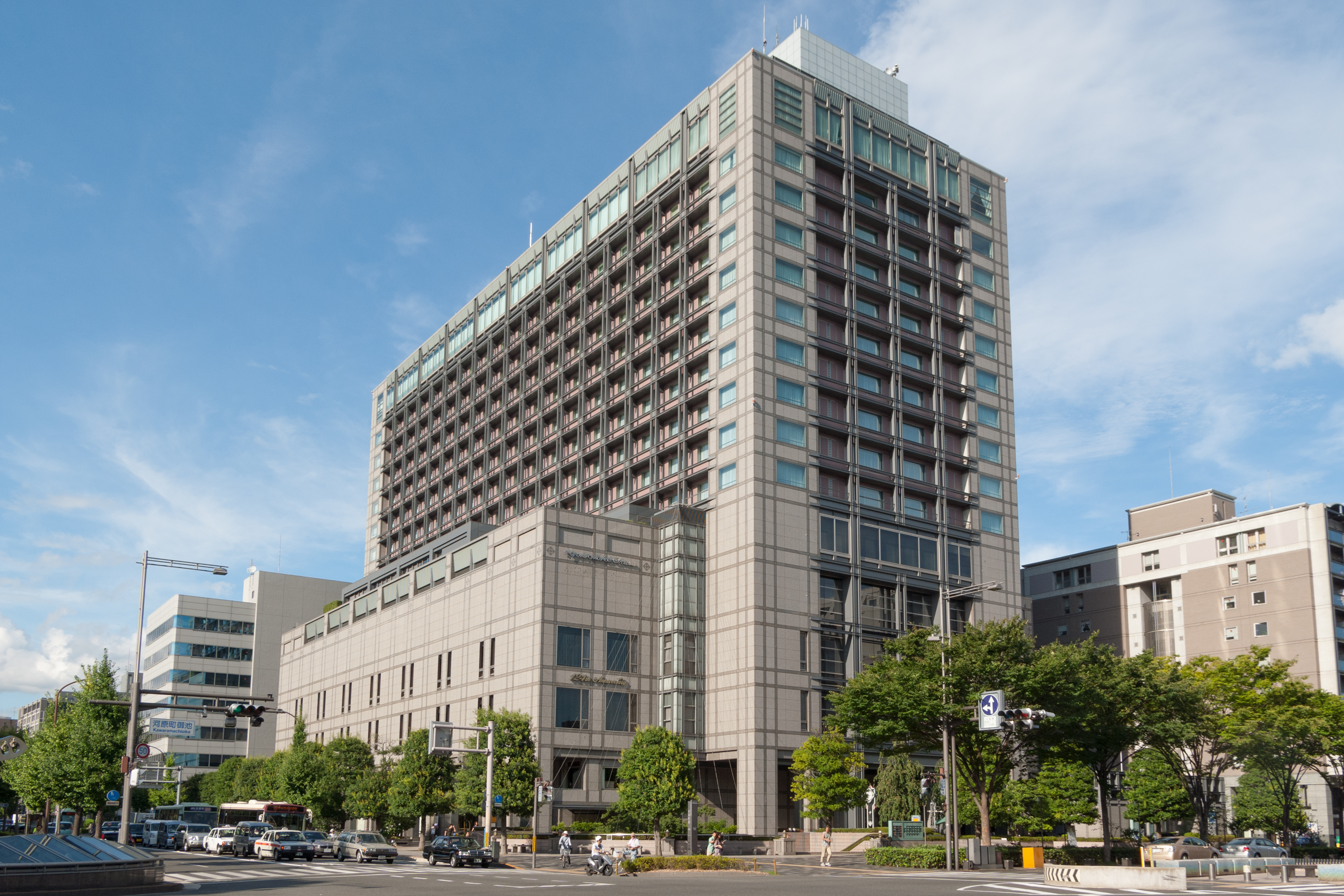 河原町御池の交差点から見たホテルオークラ京都の外観