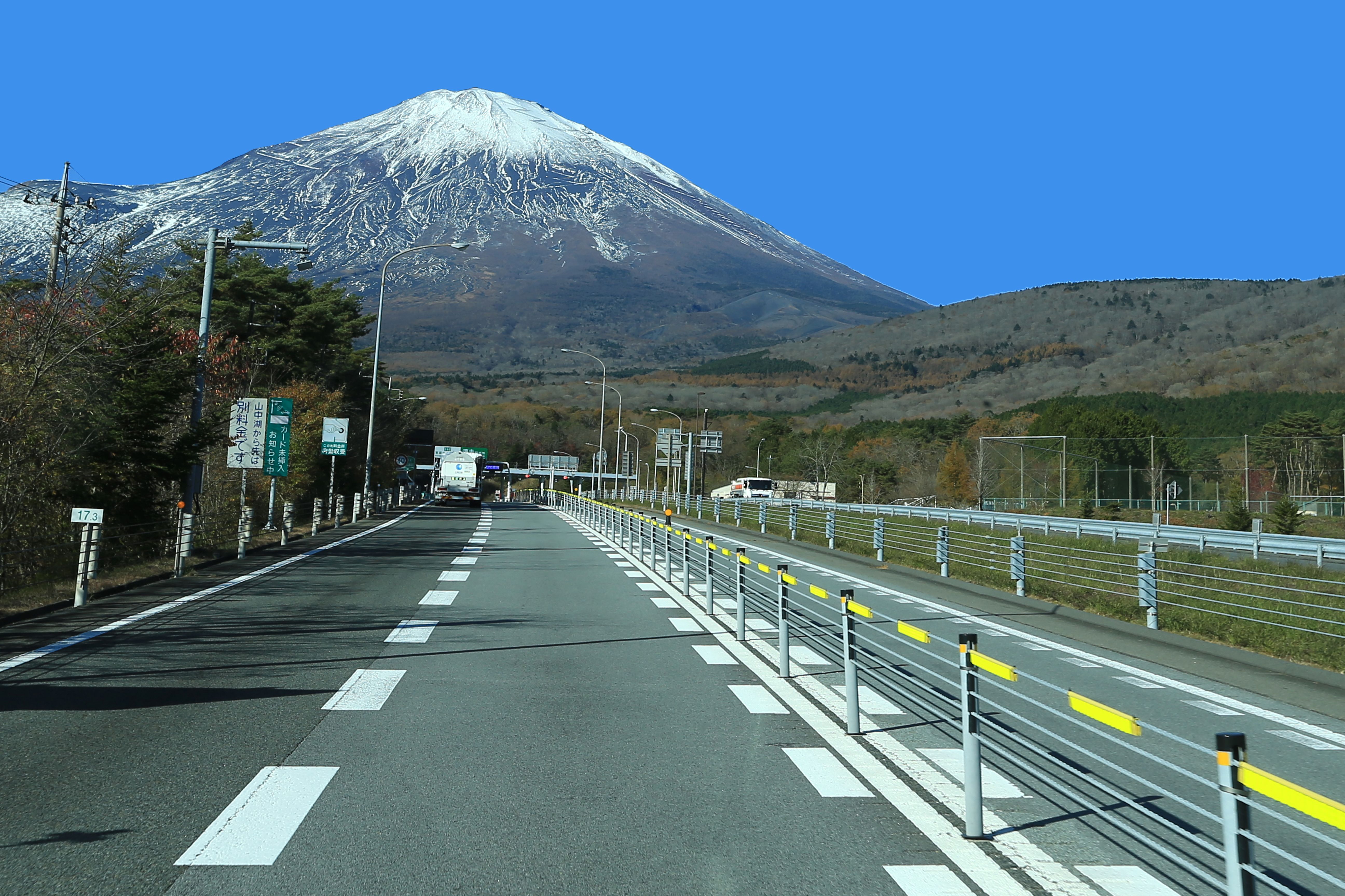 富士山が見える道路を走る車のイメージ