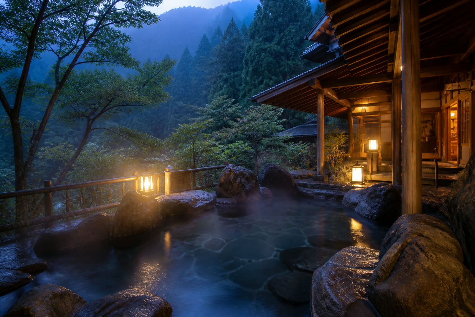 山あいの静かな露天風呂